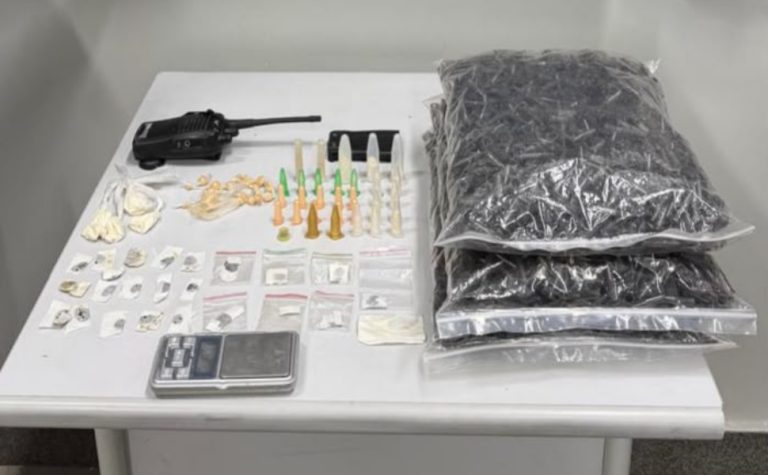PM apreende drogas e equipamentos no bairro Cabral em Vitória