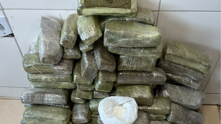 PM apreende quase 70 kg de maconha transportados em carro furtado no Sertão