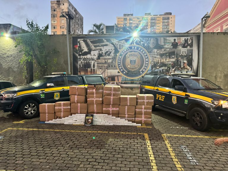 PRF e Polícia Civil apreendem 870 kg de maconha na BR-101 em Igarassu