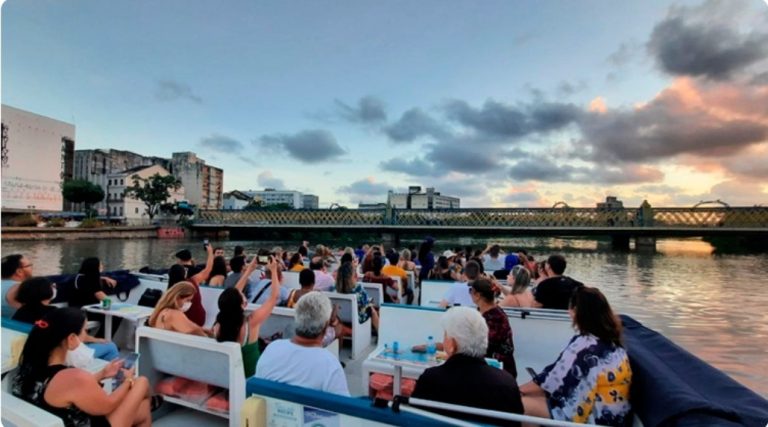Passeio de catamarã leva público para ver de perto a movimentação da Refeno
