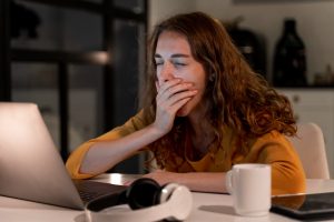 Pensamentos acelerados na cama: como melhorar o sono