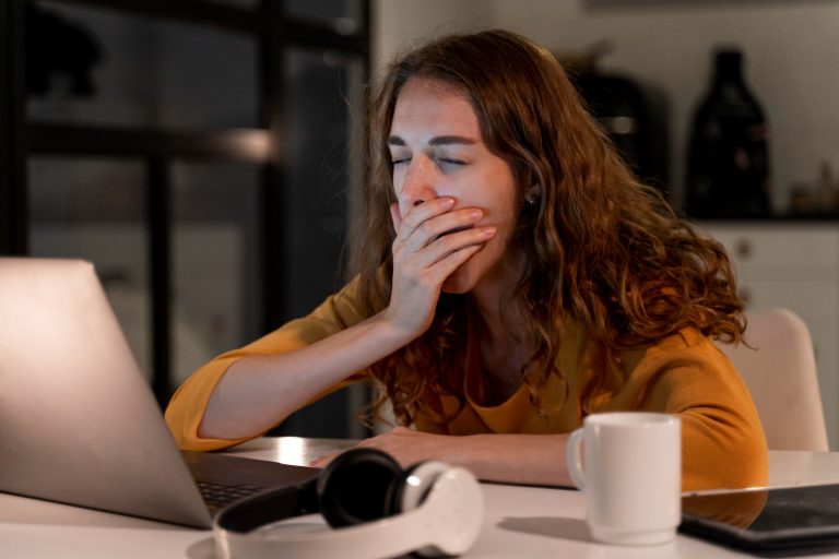Pensamentos acelerados na cama: como melhorar o sono