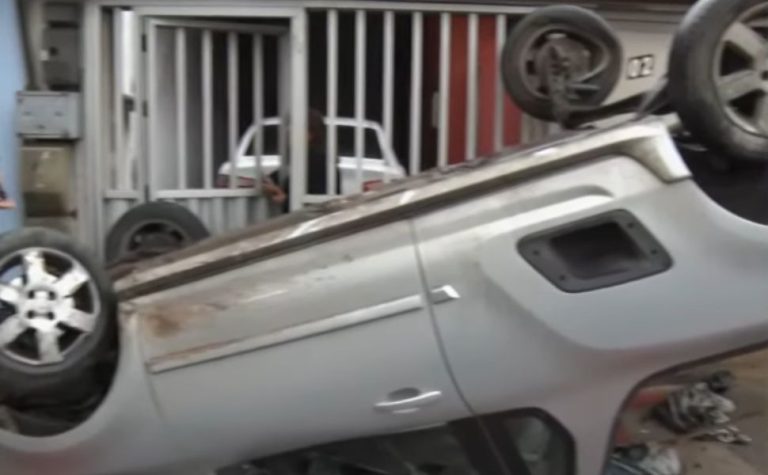 Picape capota após acidente em Vila Velha e deixa moradores “presos” em casa