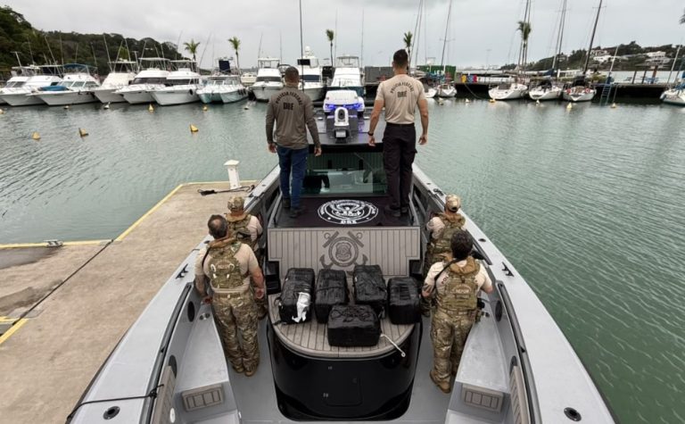 Polícia Federal apreende 140 kg de cocaína em navio no Espírito Santo