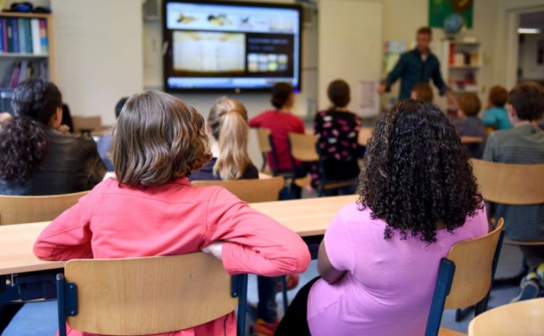 Quase metade dos alunos usa IA nas tarefas, mas capacidade digital é baixa