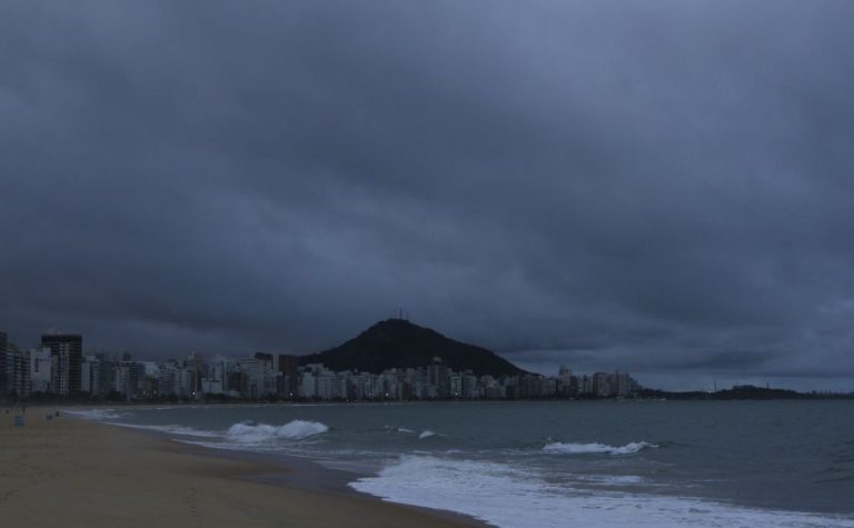 Frente fria avança e outubro começa com chuva no ES; confira a previsão
