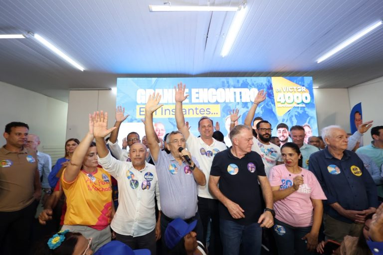 Sinais políticos durante evento de Victor Linhalis