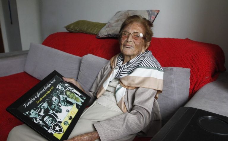 “Sou botafoguense desde pequenininha”, diz dona Jandira aos 112 anos