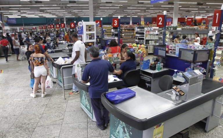 Supermercados querem voltar a abrir aos domingos, diz Acaps