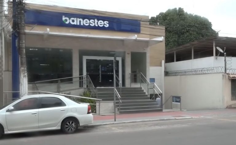 Suspeita de sacar benefícios do INSS com documentos falsos é presa dentro de banco