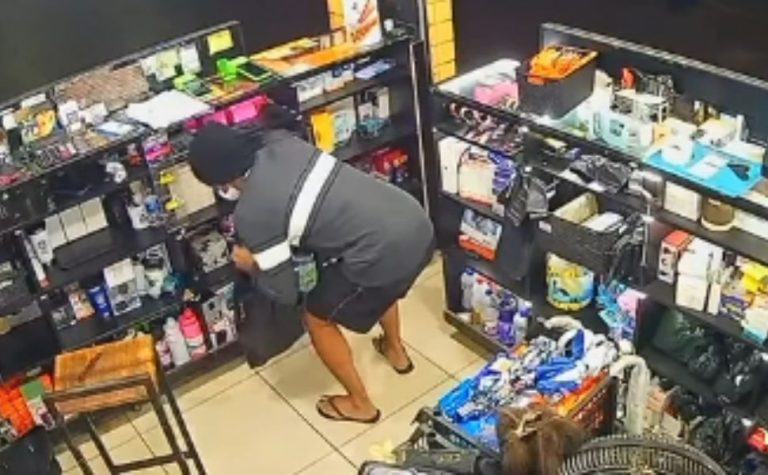 Suspeito assalta loja no Terminal de Laranjeiras; veja vídeo