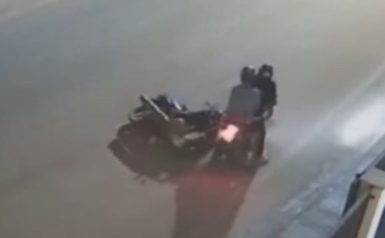Suspeitos ficam presos à moto de vítima após crime no Norte do ES