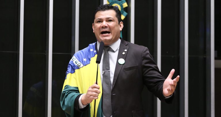 TRE-ES barra candidatura de Gilvan da Federal
