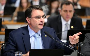 Flávio Bolsonaro viajou dos EUA ao Brasil em 2025 em jato de Vorcaro, diz revista