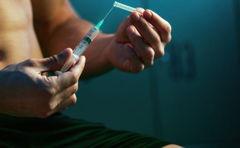 ‘Tive medo de não poder ter filhos’, diz homem após uso prolongado de testosterona