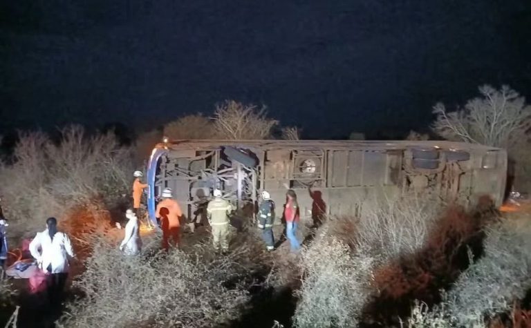 Tombamento de ônibus na BR-122 deixa sete mortos e 13 feridos na Bahia