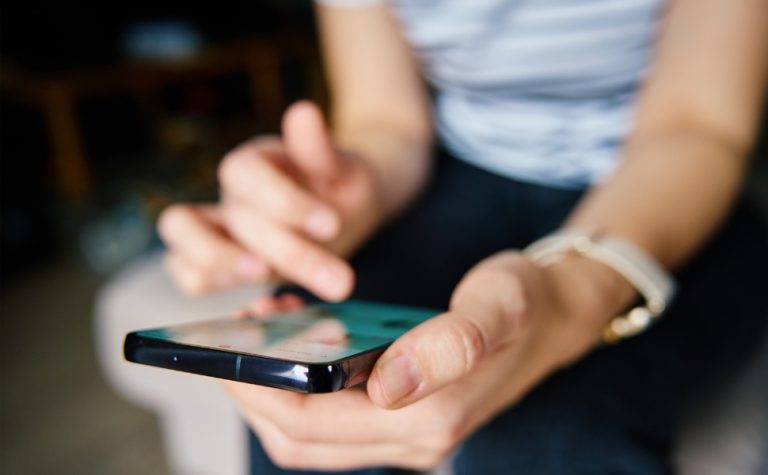 Pessoas falam menos a cada ano, e especialistas veem riscos para o cérebro