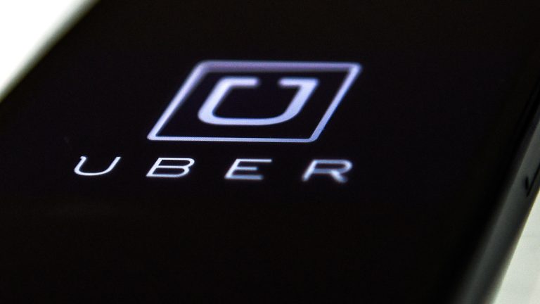 Uber demite 10% da equipe para reduzir custos e eliminar níveis hierárquicos