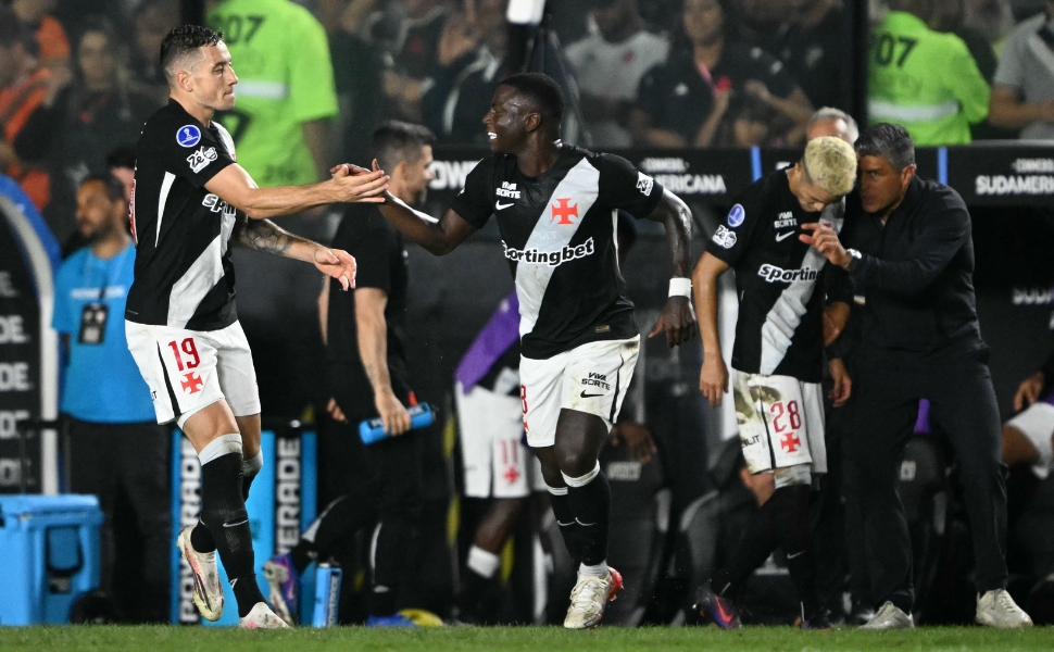 Vasco se impõe em São Januário, derruba Santa Fe e vai à semifinal da Sul-Americana