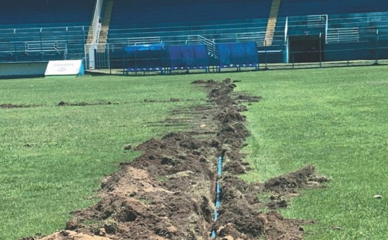Vitória avança em obras para modernizar irrigação do gramado