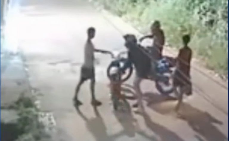 Adolescente é agredido e tem bike elétrica roubada por criminosos em Cariacica