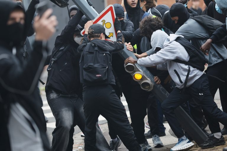 Adolescente perde a mão ao pegar granada da polícia em protesto na França
