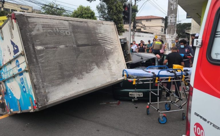 Caminhão tomba em cima de carro na Rodovia Norte Sul, na Serra