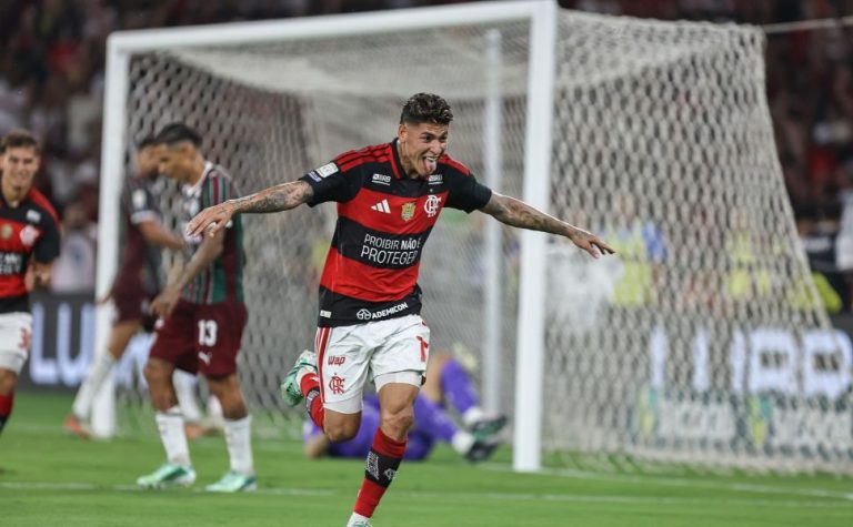 Carrascal decide, Flamengo vence o Fluminense e segue líder do Brasileiro