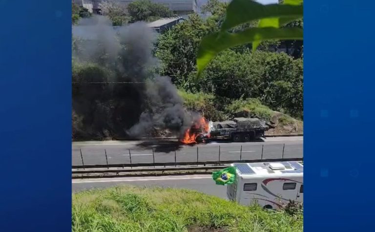 Carreta pega fogo na Rodovia do Contorno, em Cariacica; confira o vídeo