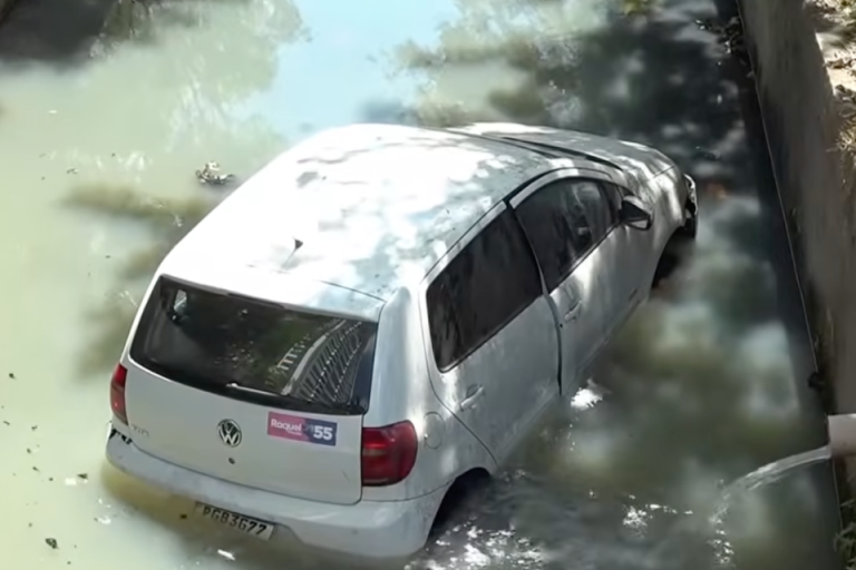 Carro com mãe e filha cai em canal após acidente no Recife