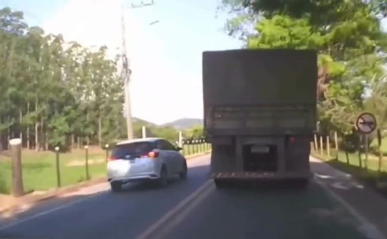 Carro realiza ultrapassagem perigosa na ES-166, em Cachoeiro; confira o vídeo