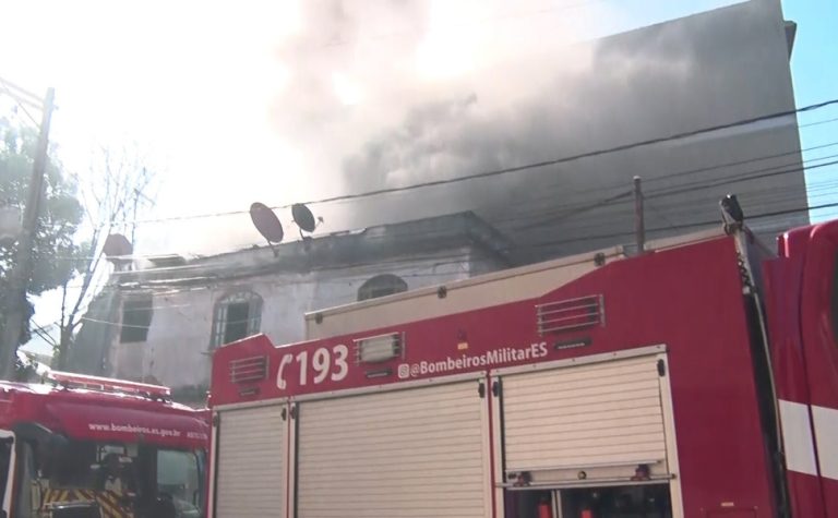 Casa de dois andares pega fogo e é destruída em Vila Velha