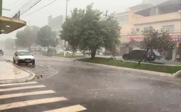 Chuva de granizo e ventania atinge cidade no Sul do ES; veja vídeo