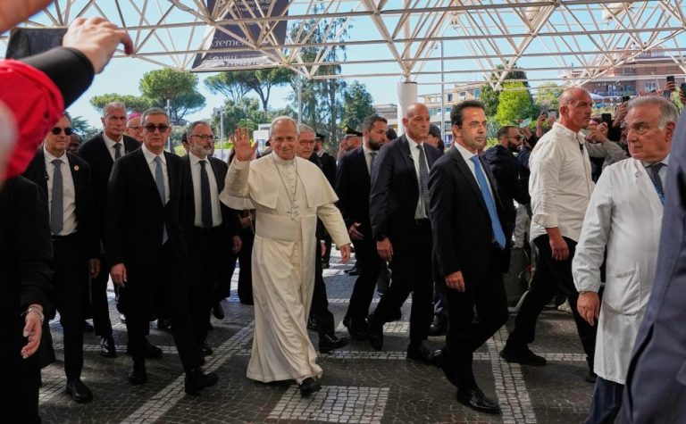 Cirurgia do papa Leão 14 foi um sucesso, diz Vaticano