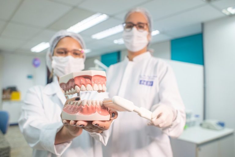 Dia Mundial do Sorriso: confira cuidados com a saúde bucal