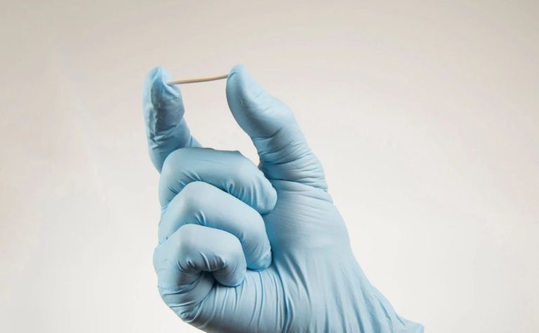 Entidades médicas pedem à Anvisa proibição de chips da beleza