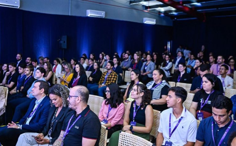 Evento em faculdade reúne empresários e alunos para discutir negócios e tecnologia