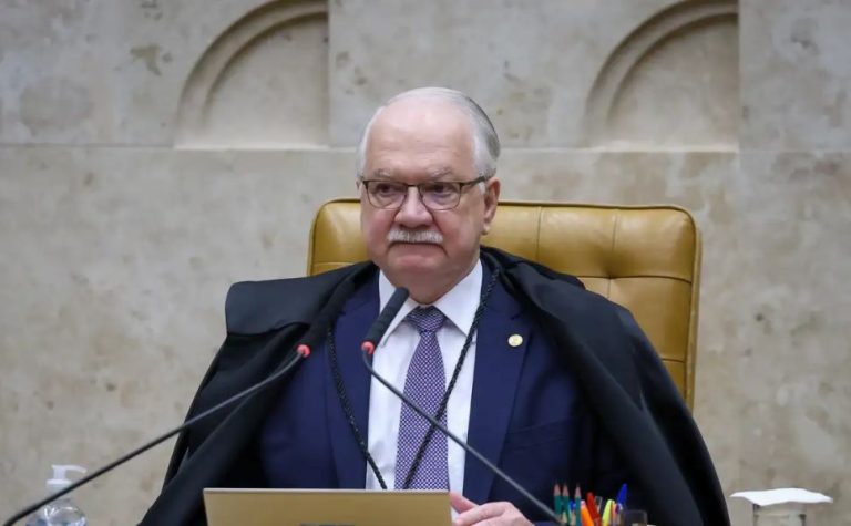 Fachin nega pedido para afastar Dino de ações sobre Flávio Bolsonaro