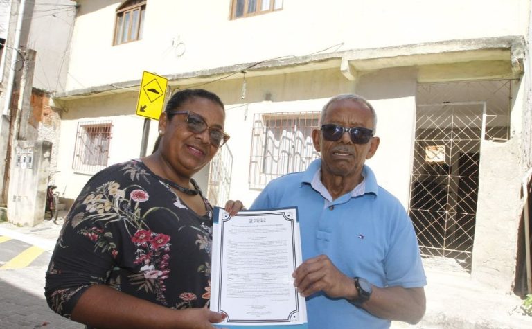 Famílias ganham escrituras de imóveis após 40 anos