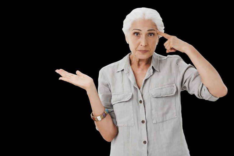 Geriatra explica relação entre telas e a memória dos idosos