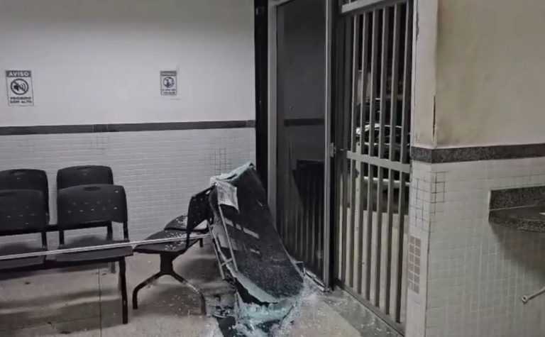 Homem invade delegacia, provoca quebra-quebra e é preso na Serra