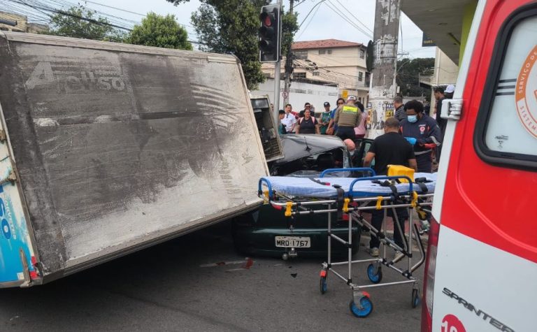 Homem morre após caminhão tombar sobre carro na Serra