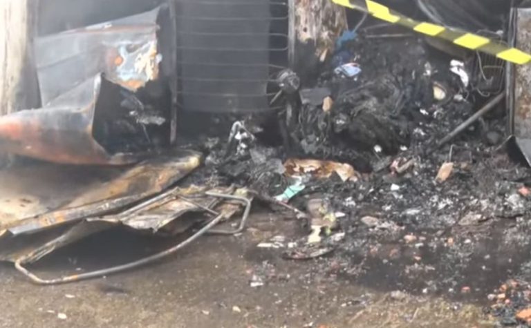 Homem tenta combater cupins, casa pega fogo e muro cai sobre ele em Cariacica