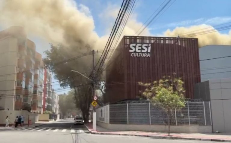 VÍDEOS: Incêndio atinge teatro de escola em Jardim da Penha, em Vitória