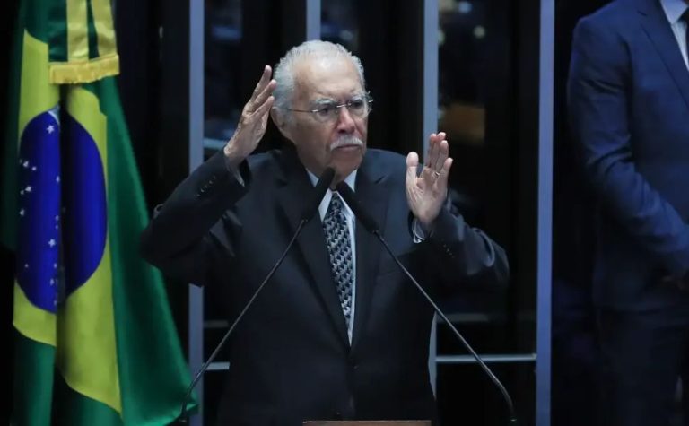 José Sarney é internado em UTI após procedimento abdominal