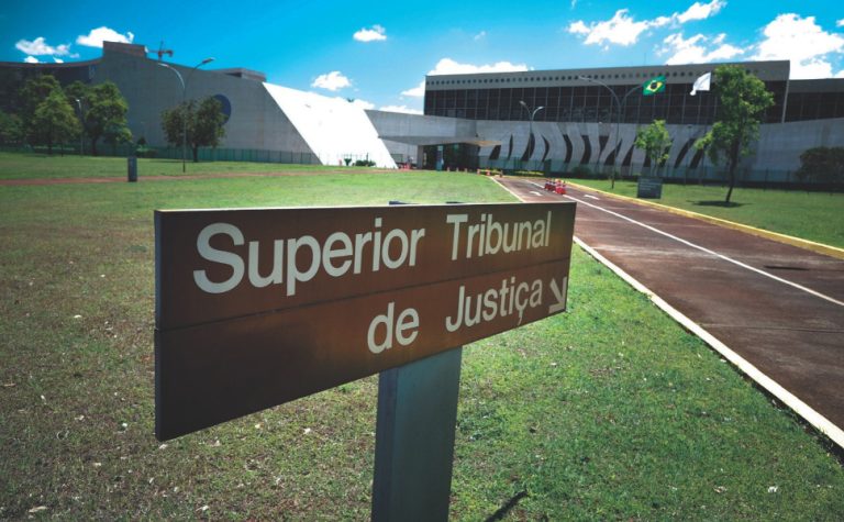 Justiça decide se inadimplente deve pagar advogado do condomínio