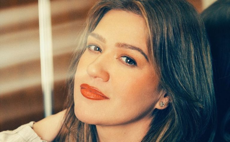 Kelly Clarkson acusa loja de tratá-la mal e bate boca nas redes sociais