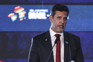 Ministro da Educação visita UFPE para vistoriar danos causados por incêndio no DINE