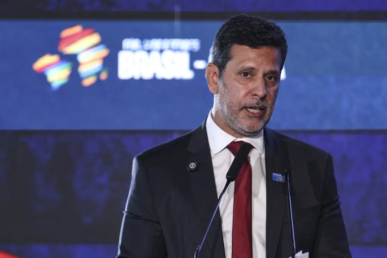 Ministro da Educação visita UFPE para vistoriar danos causados por incêndio no DINE