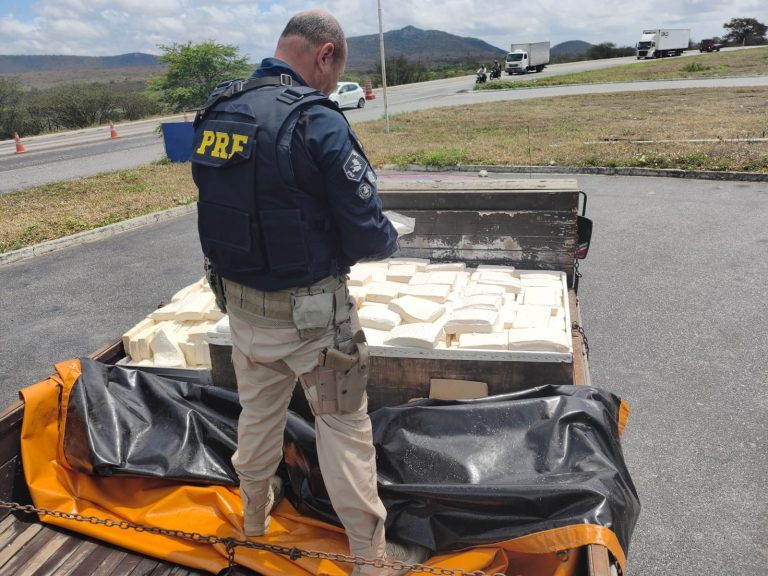 PRF apreende na BR-232, 600 kg de queijo de coalho transportado sem refrigeração